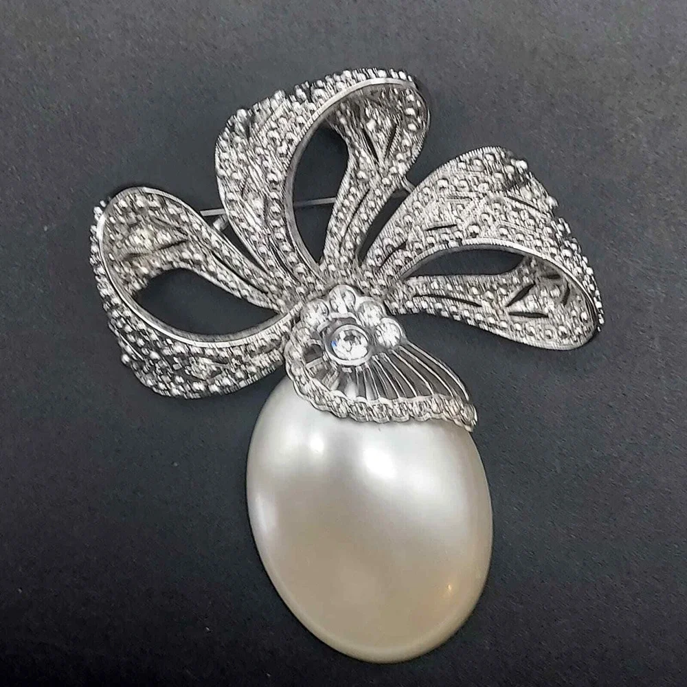 Cindy Adams Faux Pearl Rhinestone Bow Ribbon Brooch Designer Costume Jewelry